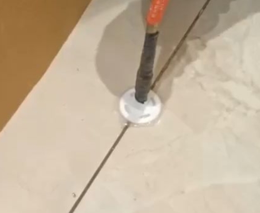 师宗瓷砖空鼓维修公司专业解答瓷砖在铺贴过程中，如果没有涂抹均匀到位的粘结材料（如水泥砂浆或瓷砖胶），可能会导致以下问题