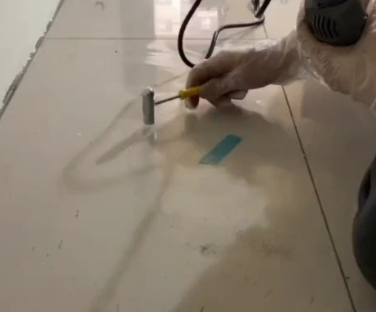 师宗瓷砖开裂维修公司专业分享瓷砖在铺贴前如果没有沥干水分，将会导致以下问题